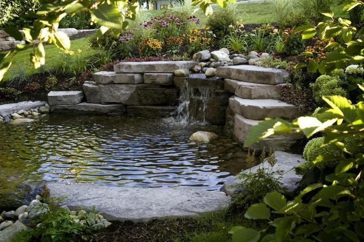 Aménagez une fontaine, munie d’un bassin d’eau pour un jardin bucolique