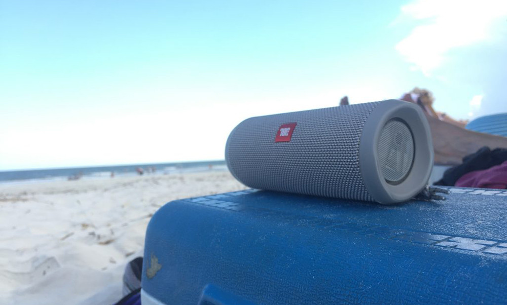 Test de l'enceinte Bluetooth JBL Flip 4 - matériaux à haute résistance