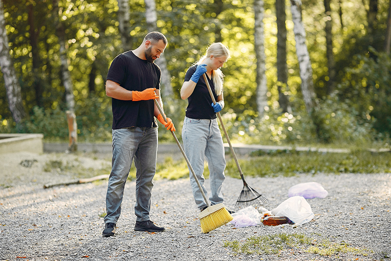 7 astuces ingénieuses pour un nettoyage de printemps réussi de votre espace extérieur, selon des experts du ménage