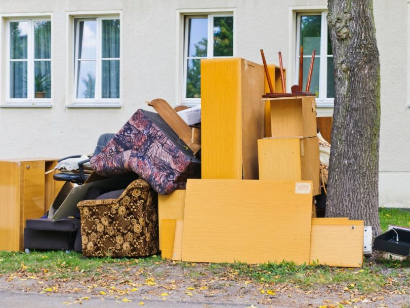Attention aux Dangers Meubles Gratuits sur le Trottoir