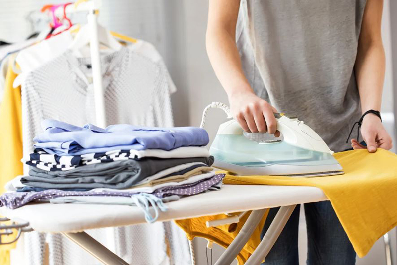 8 Astuces Ingénieuses pour Éliminer les Rides des Vêtements sans Fer à Repasser