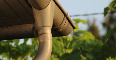 Les experts du logement vous conseillent de nettoyer vos gouttières sans tarder : voici pourquoi