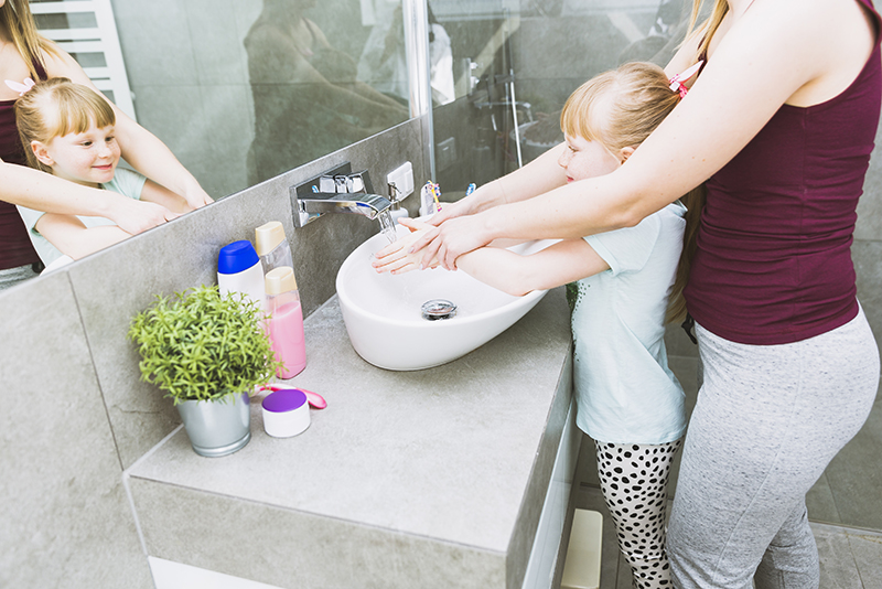 Je suis maman de deux enfants et j’ai une astuce infaillible pour garder ma salle de bain impeccable