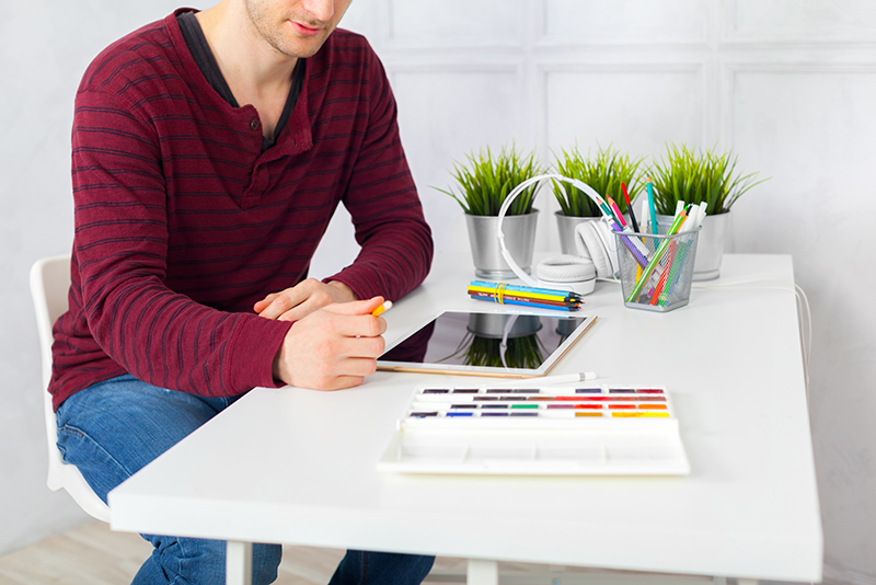 10 Astuces de Génie Pour Les Designers Pour Égailler Une Cuisine Terne Avec des Touches de Couleur