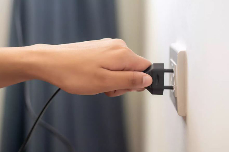 découvrez pourquoi débrancher ces appareils de garage est essentiel et les dangers insoupçonnés si vous ne le faites pas