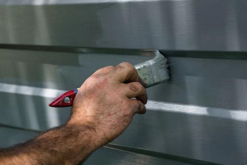 5 Couleurs à Éviter Absolument pour Peindre Votre Porte de Garage, Selon les Designers