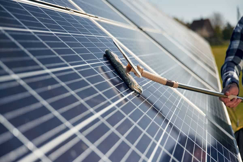 Comment Nettoyer Vos Panneaux Solaires pour Optimiser la Production d'Énergie et Réduire Vos Factures
