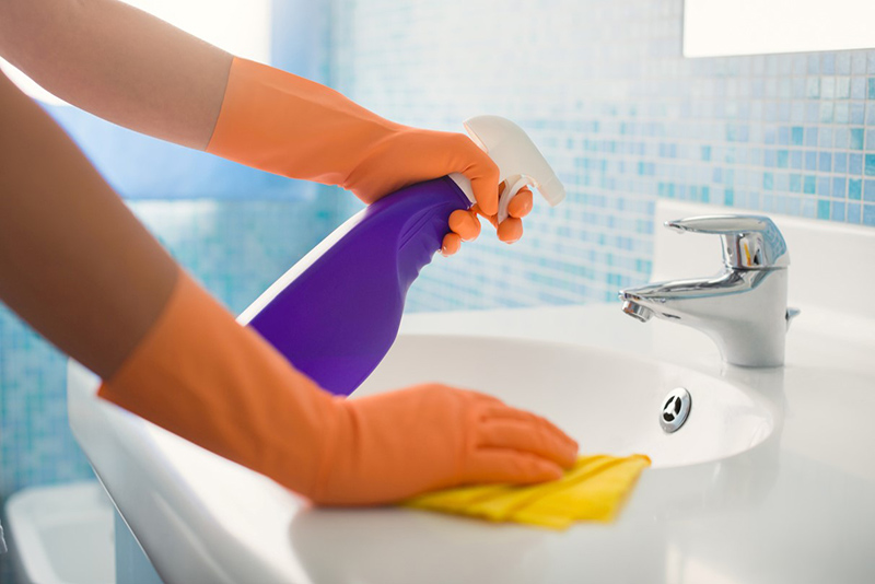 3 Astuces Infaillibles pour Faire Briller Votre Lavabo de Salle de Bain