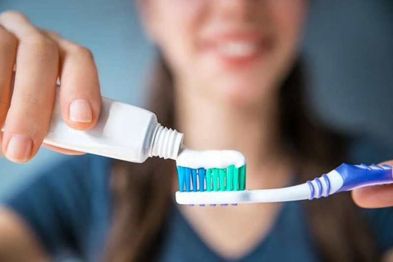 8 Utilisations Étonnantes du Dentifrice au-delà du Brossage des Dents