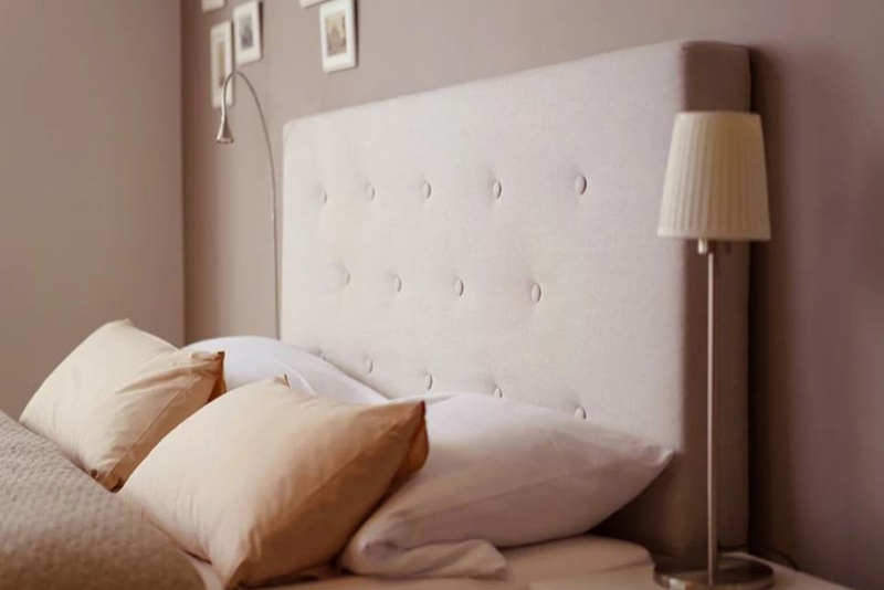 Oui, Découvrez Pourquoi Nettoyer Régulièrement Votre Tête de Lit Tissu est Essentiel et Comment le Faire