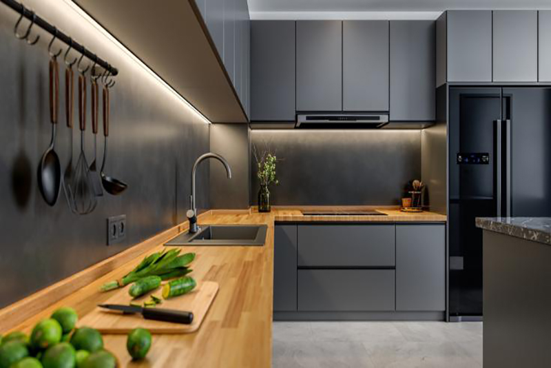 Les Avantages du Mélange de Métaux pour votre Cuisine Mélanger différents types de finis, comme le nickel poli avec le laiton, ajoute du caractère et évite un aspect monotone. En se limitant à deux ou trois tons de métal, on maintient un design intentionnel et prévient une surcharge visuelle. Les combinaisons populaires incluent le nickel poli avec le laiton vieilli ou le noir mat avec le chrome. Pourquoi Opter pour des Métaux Mélangés ? Les professionnels du design estiment que cette esthétique est en plein essor. Ne vous inquiétez pas d’adopter ces mélanges dans votre cuisine ; ils sont devenus incontournables et ne sont pas prêts à disparaître. Le mélange de métaux est une approche de design que nous proposons souvent à nos clients et, le plus souvent, c'est exactement le style qu'ils recherchent. Les Bienfaits de Mélanger Les Métaux Nous apprécions l''aspect plus complexe qu'un intérieur gagne grâce au mélange de métaux. Mélanger différents finis sur les accessoires et le quincaillerie confère une profondeur et un caractère à un espace, le rendant ainsi plus intentionnel et soigné. À l'inverse, les cuisines qui n'emploient qu'un seul type de fini peuvent paraître fades ou stériles, ajoute la designer. De plus, le mélange permet d'expérimenter discrètement avec des finis avant-gardistes sans avoir à les intégrer partout. Comment Mélanger les Métaux Correctement Pour commencer à mélanger les métaux dans votre cuisine, nous vous recommandons d’attribuer un fini à chaque catégorie de quincaillerie. Par exemple, choisir des poignées d'armoire en laiton avec un robinet en nickel poli. Limiter votre palette à deux ou trois tons de métal rend l'apparence intentionnelle plutôt qu'accablante ; au-delà, l'effet peut vite passer de soigné à chaotique. Les Combinaisons de Métaux Préférées des Designers Il existe de nombreuses combinaisons possibles, et les experts partagent leurs préférées. Beaucoup aiment travailler avec des associations de nickel poli et laiton vieilli, chrome poli et laiton vieilli, bronze huilé et laiton vieilli, ou encore laiton non laqué et laiton vieilli. D'autres apprécient également des combinaisons superposées comme le noir mat, le chrome, et le laiton vieilli, ou le nickel poli avec le bronze huilé. Ces mélanges réfléchis non seulement rehaussent l'apparence générale, mais laissent aussi de la place pour évoluer selon votre style personnel. Une fois que l'on accepte que mélanger les métaux fonctionne — et est visuellement superbe — cela ouvre la porte à une créativité sans fin. Sakell partage que le nickel poli et le laiton constituent sa combinaison préférée. Il y a une chaleur intemporelle dans ces deux finis qui se veut à la fois élevée et discrètement luxueuse quand ils sont utilisés ensemble: tout est dans l'harmonie des tons et des finis! Cependant, tout est une question de préférence personnelle. Avec le bon équilibre, presque n'importe quel mélange peut fonctionner! Ce Qu'il Ne Faut Pas Faire Avec les Métaux Mélangés Il est clair qu'il existe de nombreuses options pour le mélange de métaux, et vous devez vous sentir libre d'être créatif dans vos associations. Toutefois, certaines règles de design essentielles doivent être gardées à l'esprit. Tout d'abord,il est générqlement déconseillé de mélanger les métaux ou les couleurs lors du choix des appareils électroménagers. Les finis d'appareils — bien que plus variés qu'auparavant — restent assez limités. À moins de tomber amoureux d'un fini blanc ou noir mat, nous recommandons de traiter vos appareils comme des éléments neutres. Cela étant dit, la designer ajoute de ne pas se soucier d'assortir directement la quincaillerie à la couleur des appareils. Ils ne font pas partie de la conversation de design de la même manière et ne devraient pas dicter vos choix de finis.