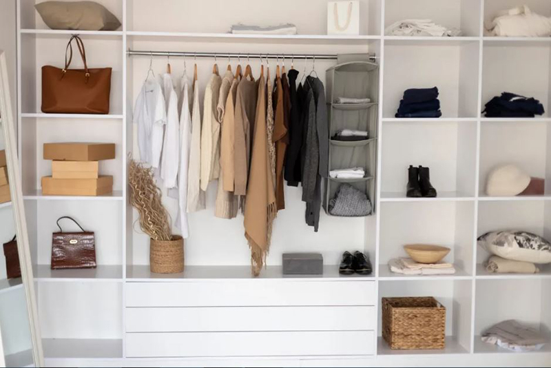 5 Astuces Simples pour Optimiser Votre Garde-Robe et Éliminer le Désordre Selon les Experts en Organisation