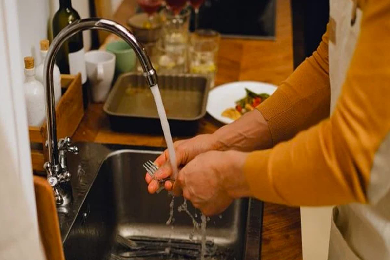 Attention Ce Produit Peut Endommager Votre Évier et Tuyauterie, Selon un Expert en Nettoyage