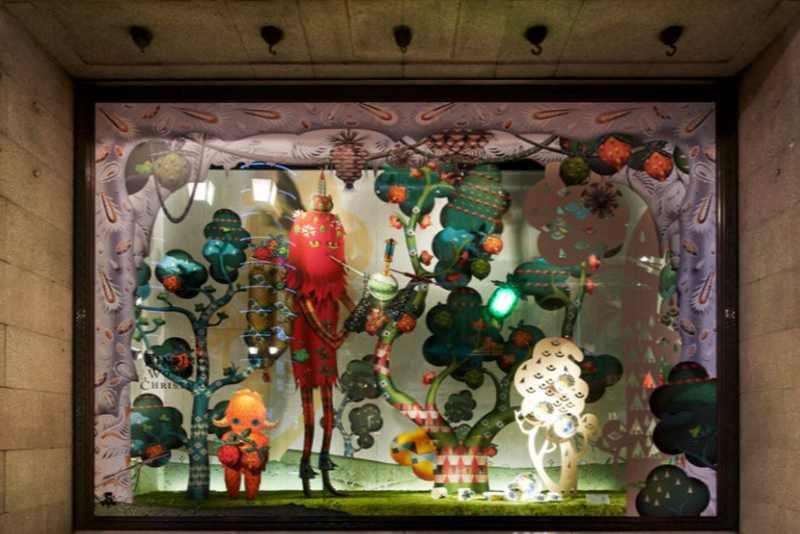 Comment les designers transforment les vitrines en œuvres d'art organisées et élégantes
