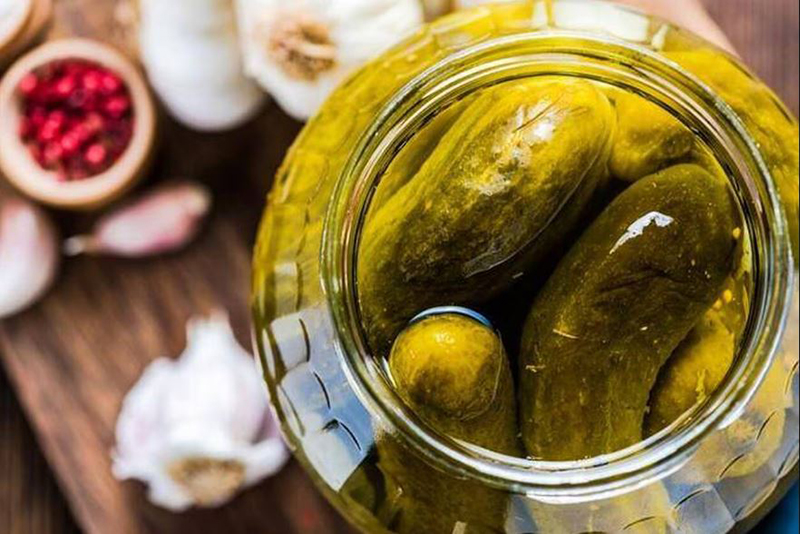Des athlètes et nutritionnistes sur TikTok m'ont fait découvrir la limonade au cornichon