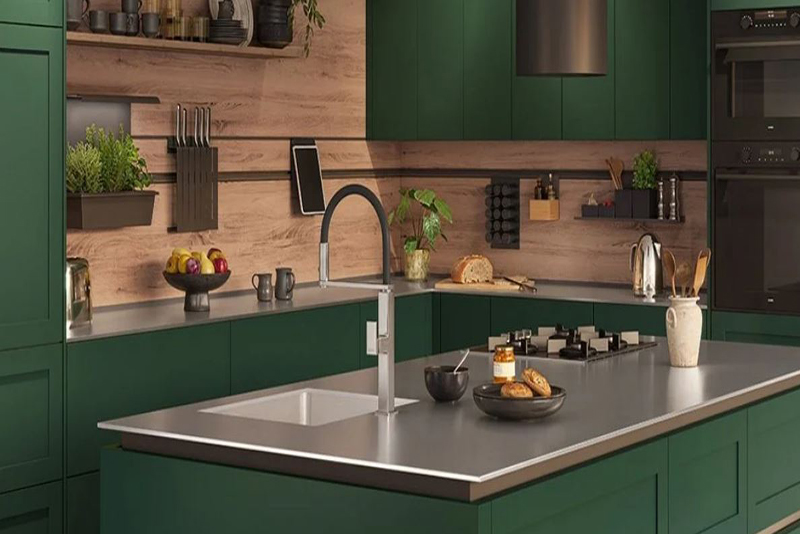 Nous avons consulté des designers Quelle couleur pour une petite cuisine spacieuse Découvrez leur réponse !
