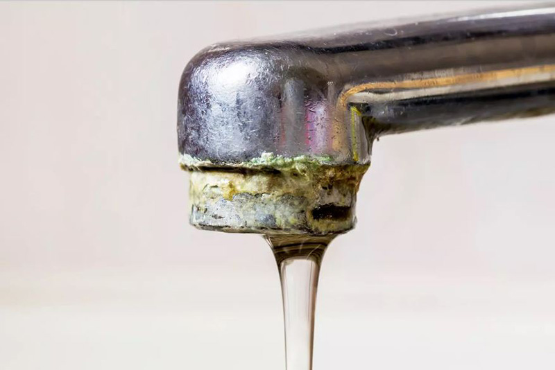 5 Astuces Infaillibles pour Éliminer les Traces de Calcaire sur Toutes les Surfaces de votre Maison