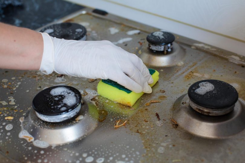 Découvrez l'Astuce Ultra-Facile pour Nettoyer sans Effort les Boutons de Cuisinière Encrassés