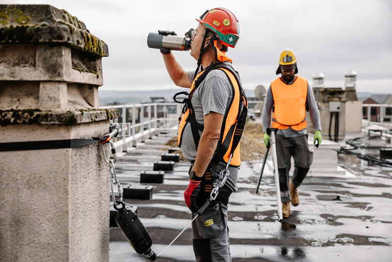 Équipements Essentiels Pour Rester Au Frais Lors des Travaux de Maintenance à Domicile sous la Chaleur