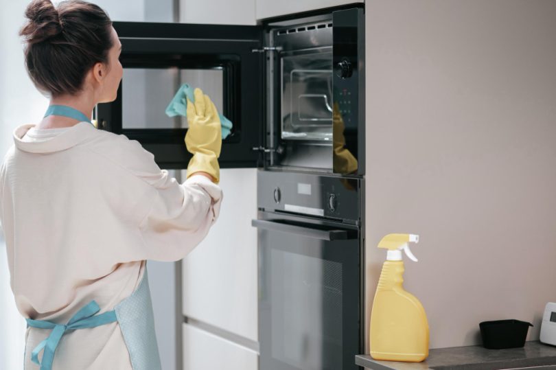 L'erreur commune que nous faisons tous en nettoyant le micro-ondes