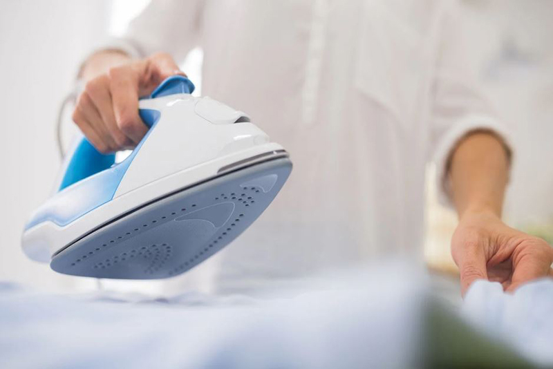 Votre Fer à Repasser Bien Plus qu'un Outil pour Vos Vêtements – Découvrez ses Astuces de Nettoyage à Domicile